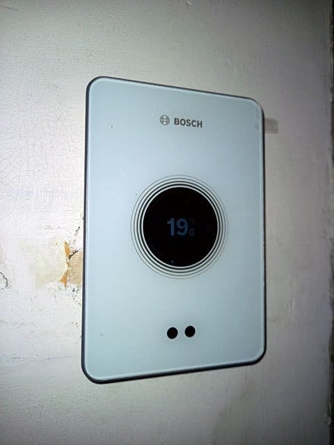 Thermostat connecté Bosch affichant 19 degrés