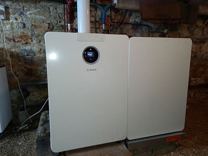 Chaudière Bosch installée par Riou & Gilbert dans un sous-sol en pierre
