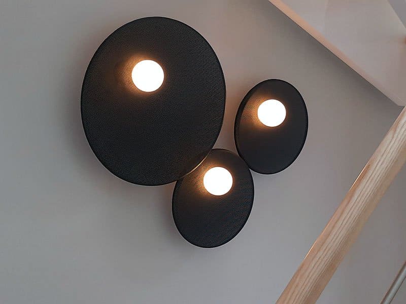 Applique murale composée de trois disques noirs lumineux